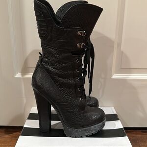 Vera Wang black pebbled leather. Size 81/2. 5in heel.​​​​​​​​​​​​​​​​​​​…​​